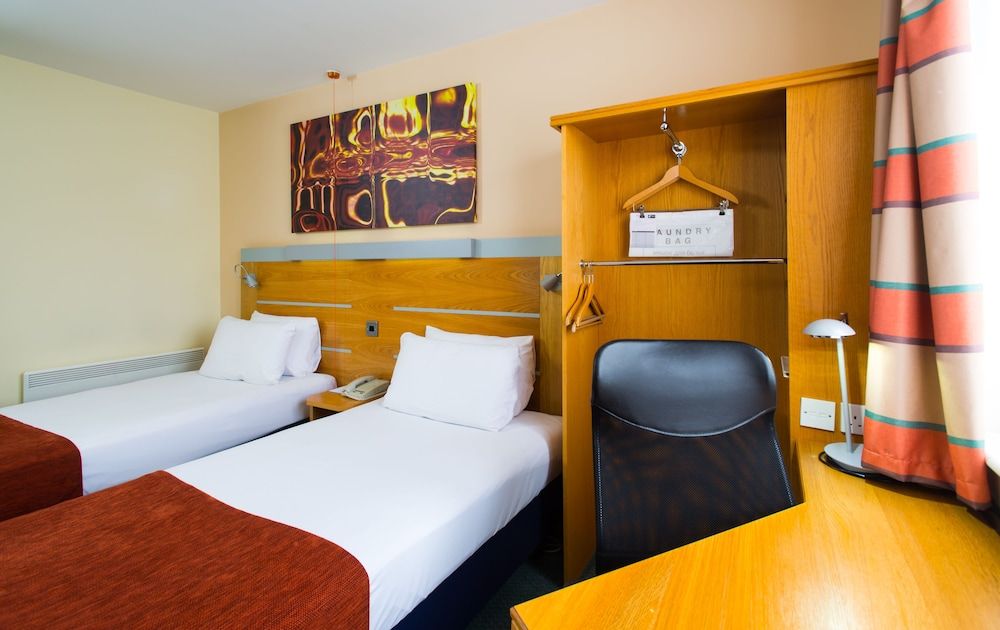 Holiday Inn Express Cardiff Bay 2