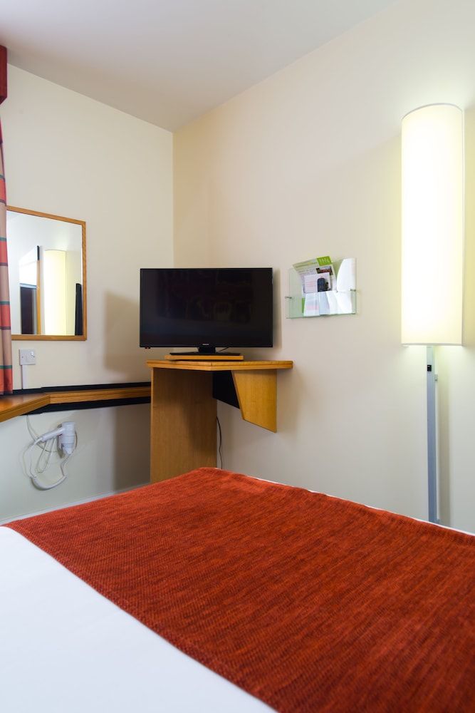 Holiday Inn Express Cardiff Bay 3