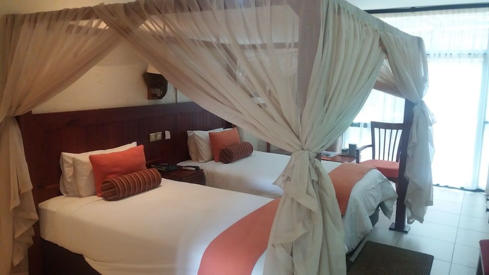 Cresta Mowana Safari Resort & Spa 1