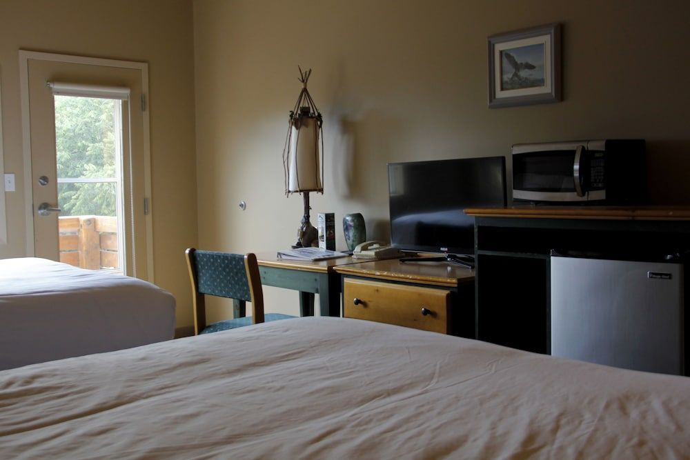 Waterton Lakes Lodge Resort 3