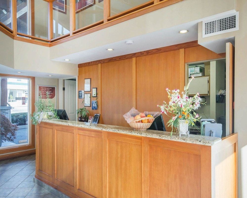 Econo Lodge Inn & Suites 3