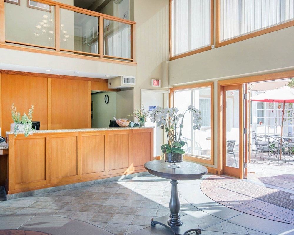 Econo Lodge Inn & Suites 2