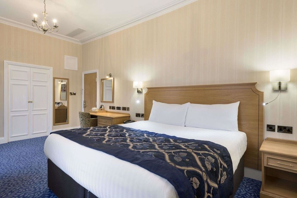 Ramada Resort By Wyndham Park Hall Wolverhampton 3