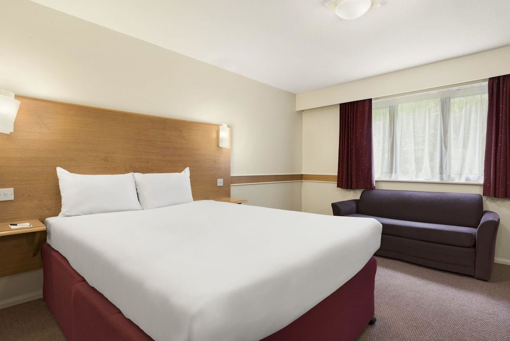 Days Inn by Wyndham Warwick North M40 3