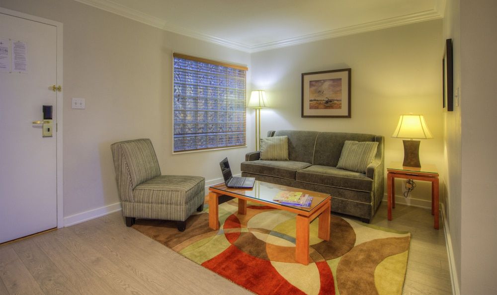 Executive Suites Hotel & Conference Centre Metro Vancouver 3