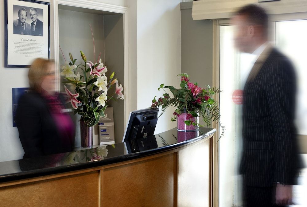 Mercure London Staines-upon-Thames Hotel 2