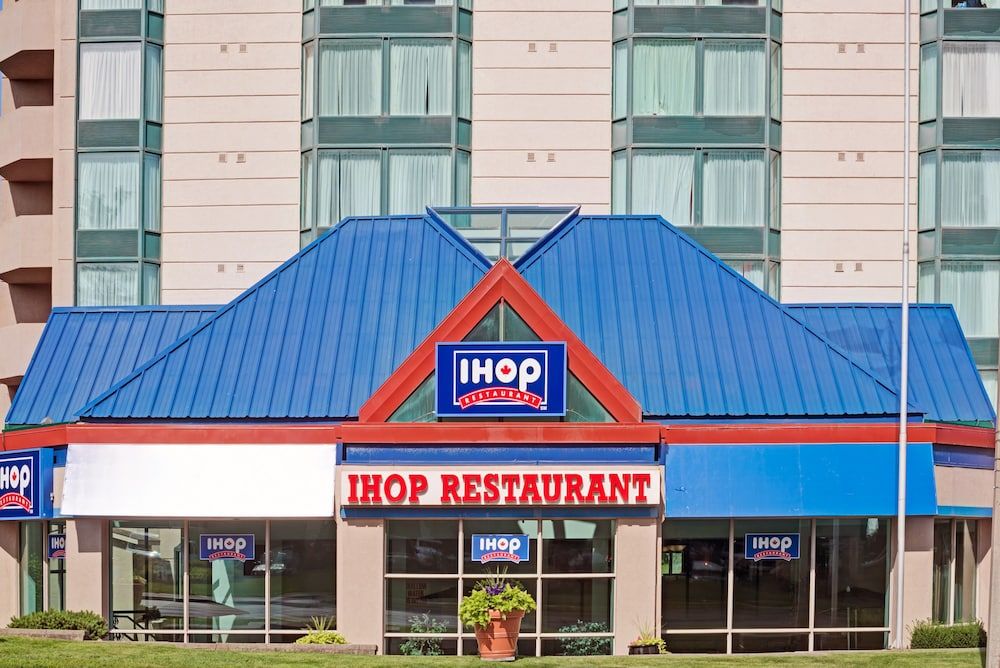 Ramada by Wyndham Niagara Falls/Fallsview 1