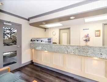 Travelodge by Wyndham Vancouver Lions Gate 2