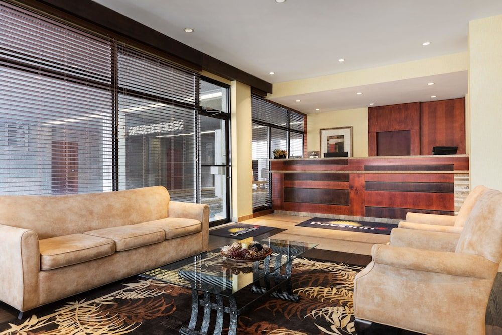 Days Inn by Wyndham Edmonton Downtown 3