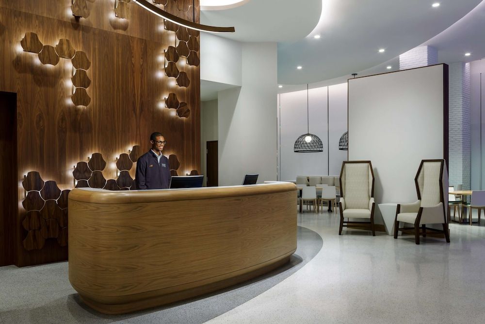 Hampton Inn and Suites Santa Monica 3