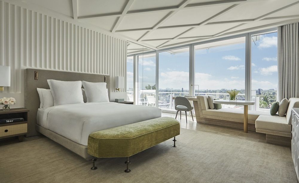 Four Seasons Hotel at The Surf Club 3