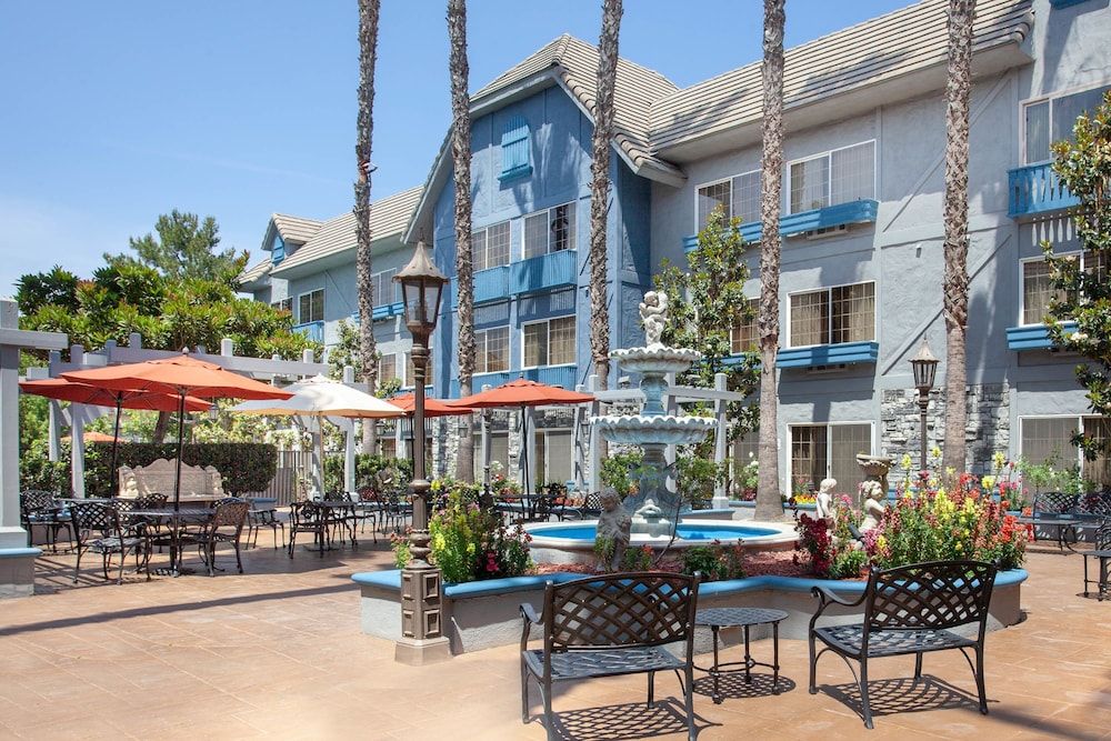 Azure Hotel & Suites Ontario, A Trademark Collecti 1