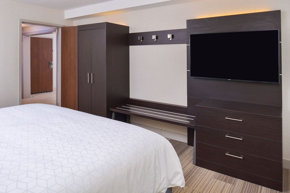 Holiday Inn Express & Suites Shreveport - Downtown 2