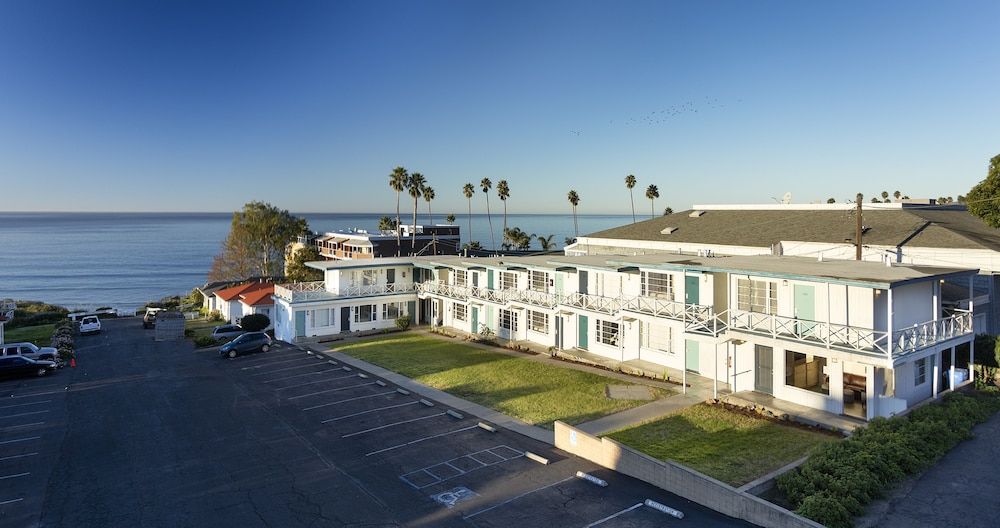 Tides Oceanview Inn And Cottages 1
