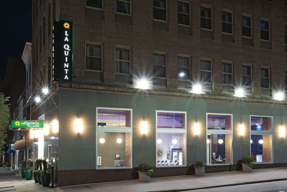 La Quinta Inn & Suites by Wyndham Baltimore Downtown 1