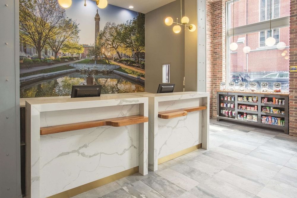 La Quinta Inn & Suites by Wyndham Baltimore Downtown 2