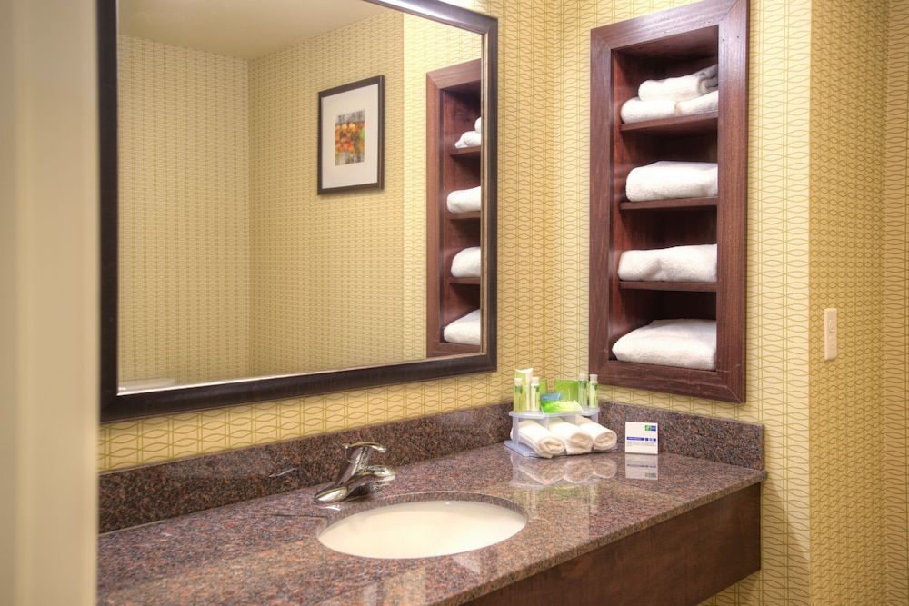 Holiday Inn Express Hotel & Suites Tacoma Downtown 3