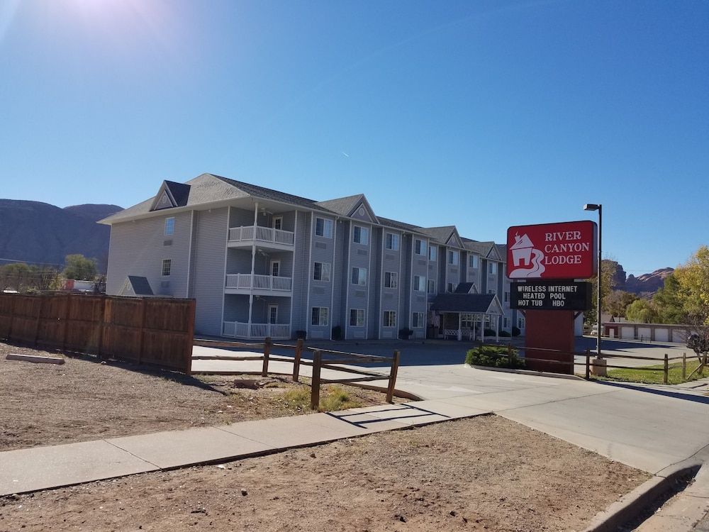 River Canyon Lodge 1