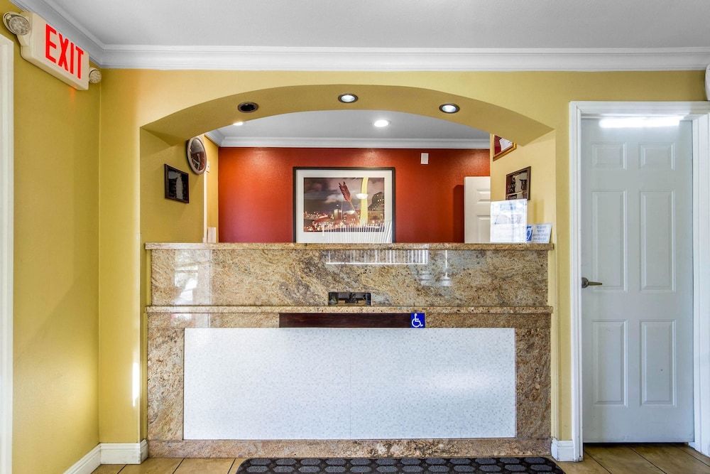 Rodeway Inn & Suites Near the Coliseum & Arena 2