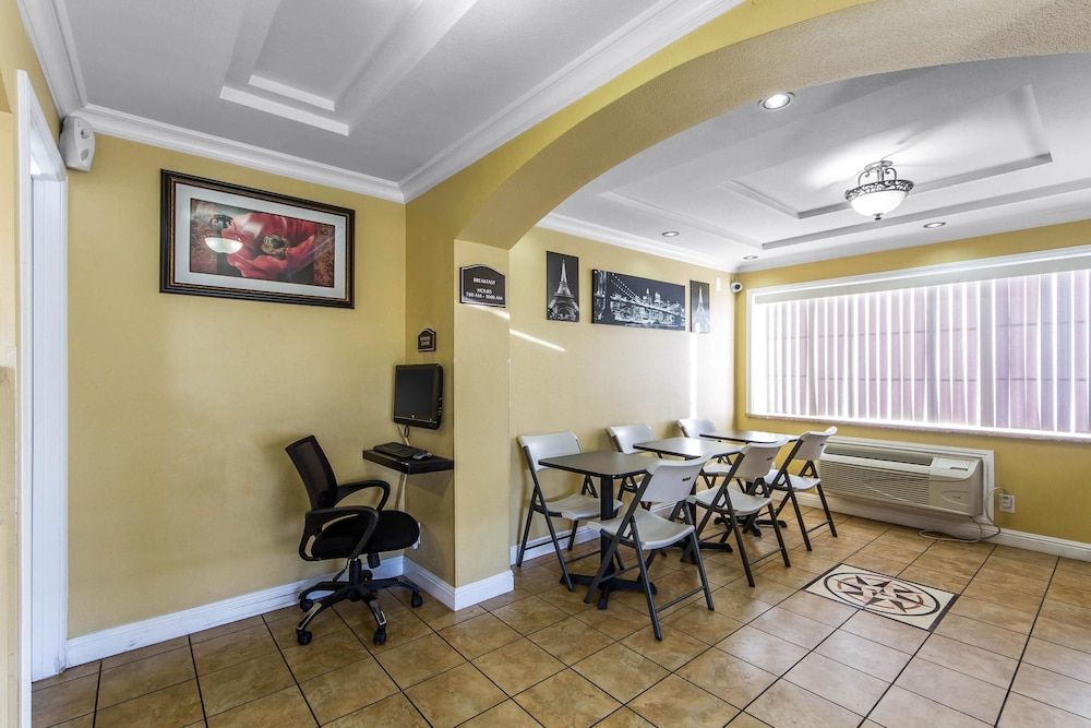 Rodeway Inn & Suites Near the Coliseum & Arena 3