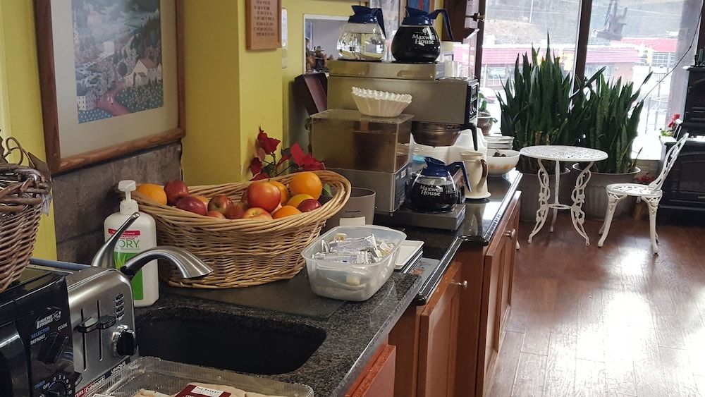 The Mountaineer Inn 3