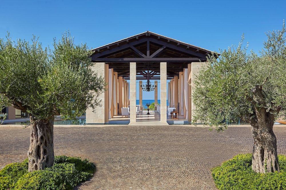 The Romanos, A Luxury Collection Resort 1