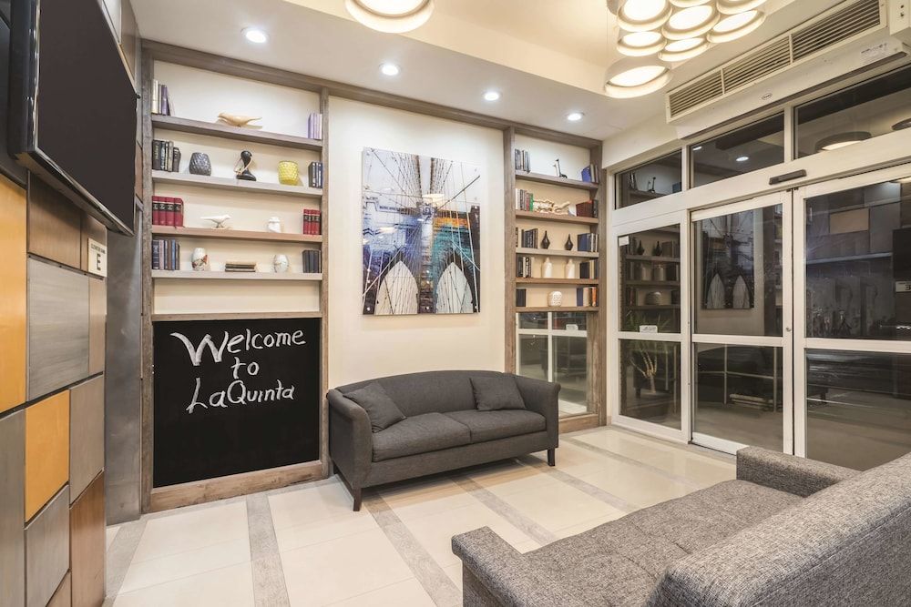 La Quinta Inn & Suites by Wyndham Brooklyn Downtown 2