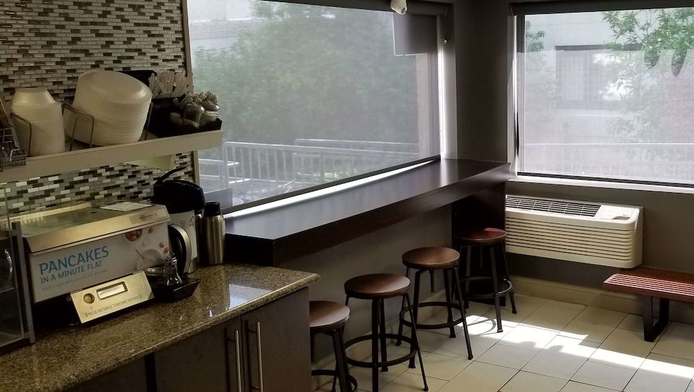 Airport Waterfront Inn 3 Airport Waterfront Inn 3