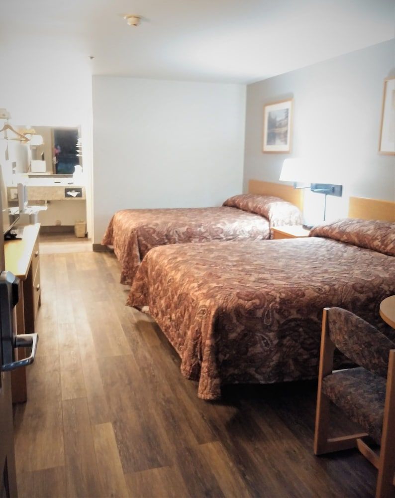 Sugarloaf Mt. Motel 3