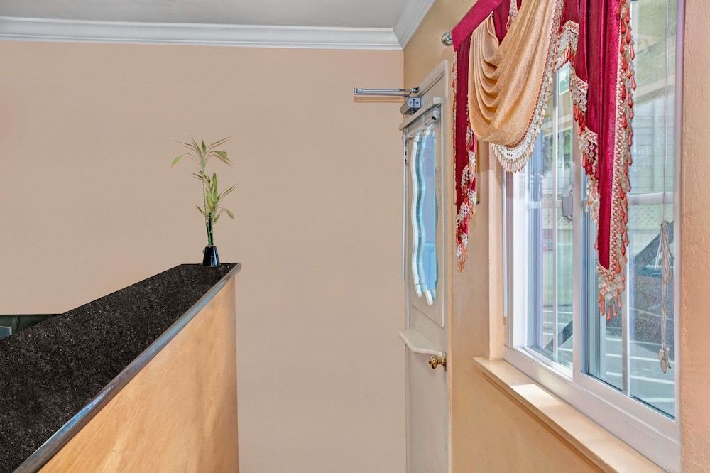 Super 8 by Wyndham Berkeley 2