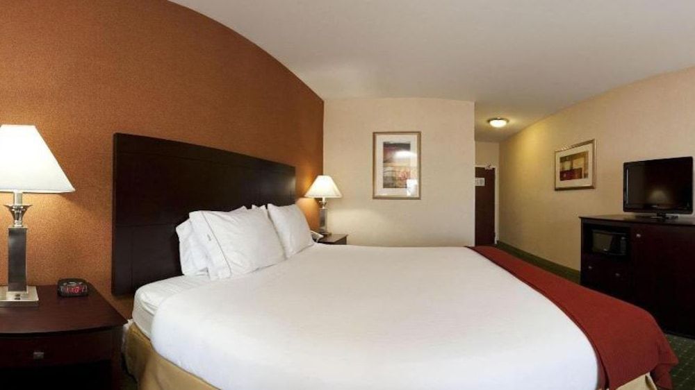 Holiday Inn Express & Suites Reno 3