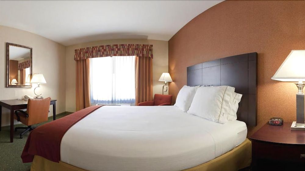 Holiday Inn Express & Suites Reno 2