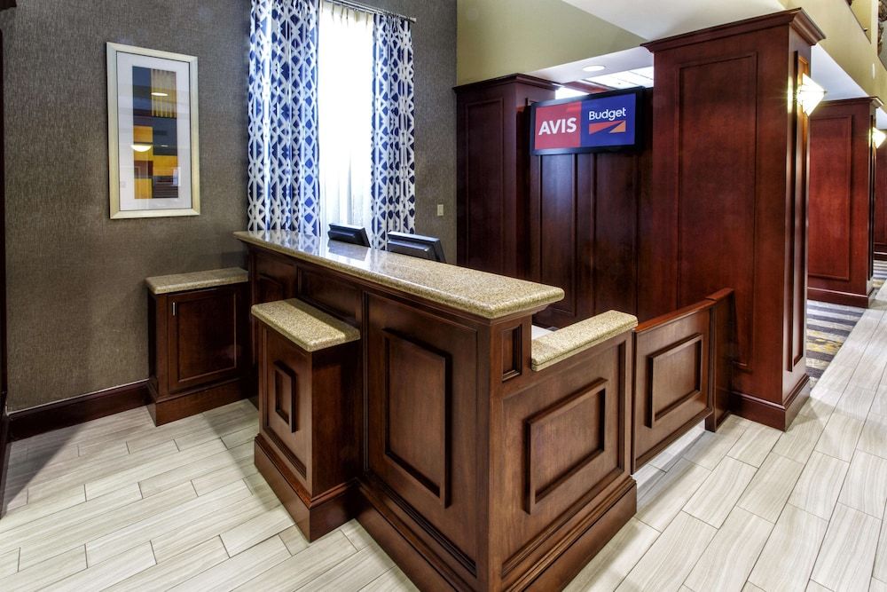 Hampton Inn & Suites Staten Island 2