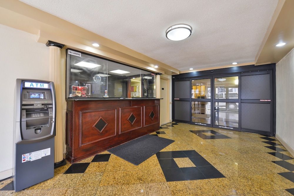 Red Carpet Inn Newark Airport 3