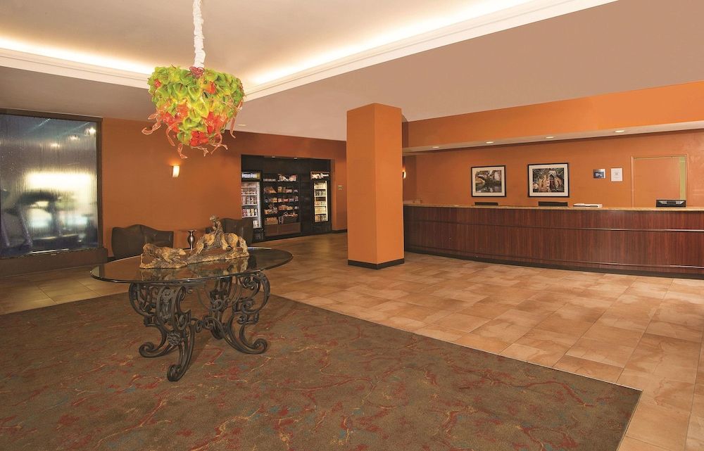 La Quinta Inn & Suites by Wyndham San Antonio Medical Ctr NW 2