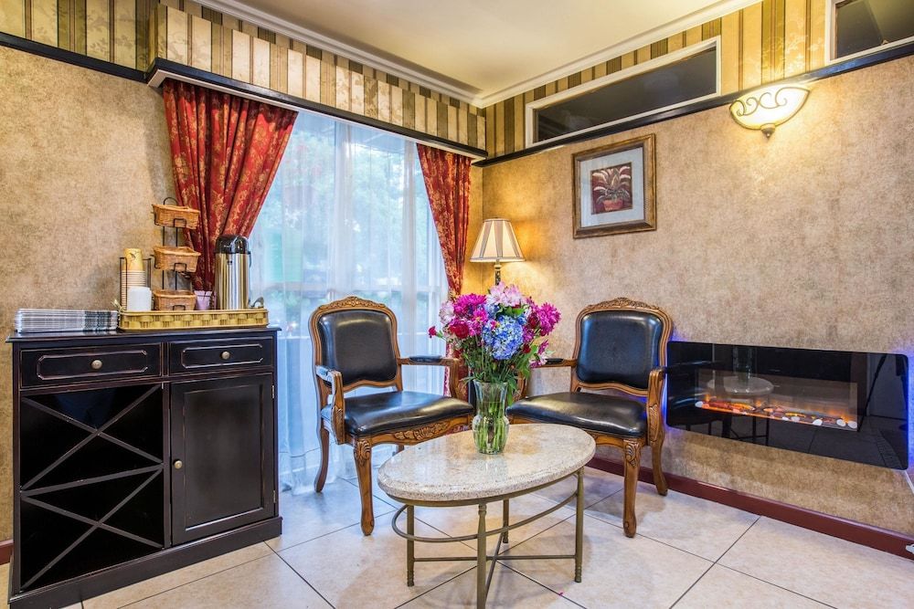 Clarion Collection Carmel Oaks Inn 2