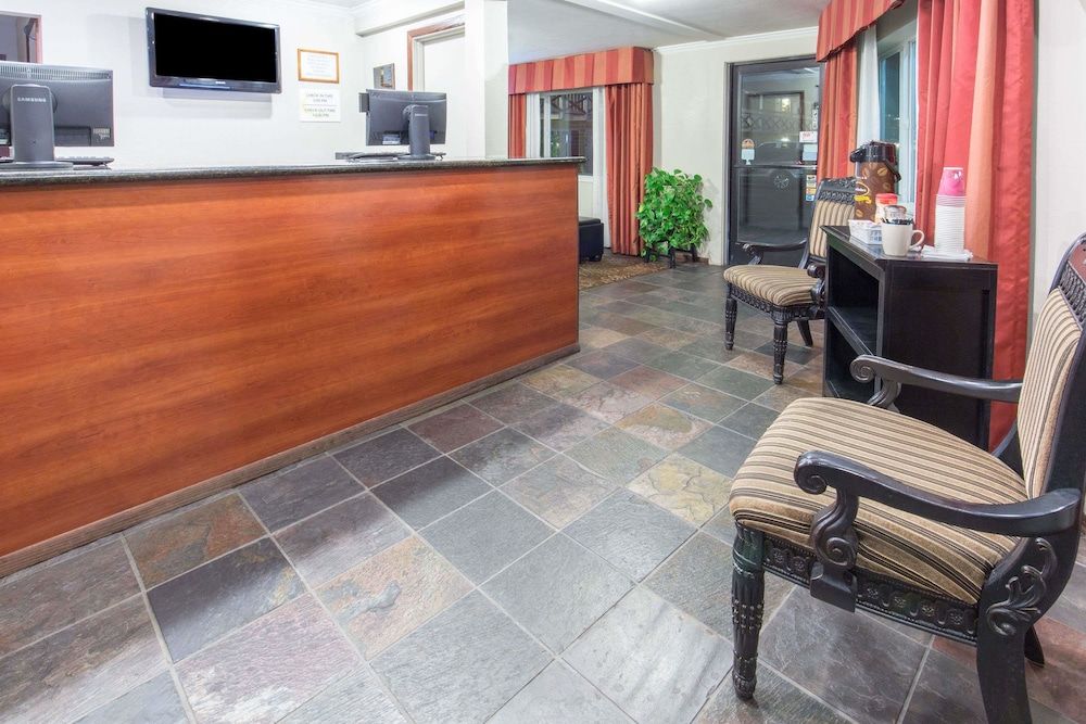 Super 8 by Wyndham Coos Bay/North Bend 2