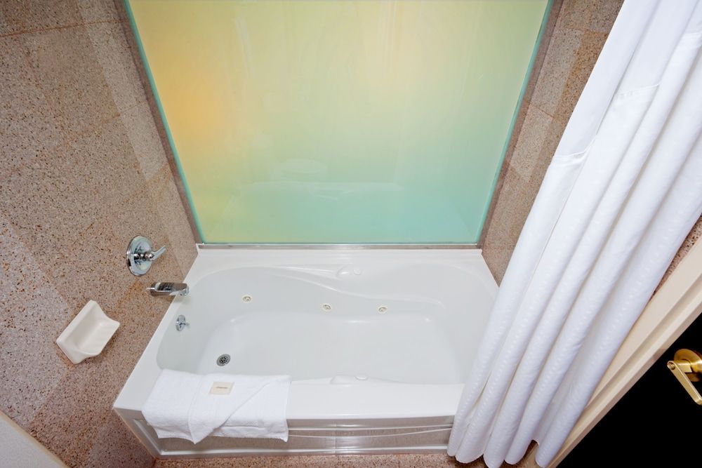 Holiday Inn Express Brooklyn 2