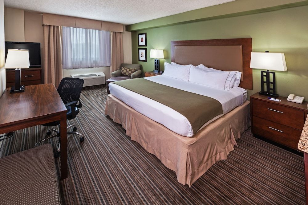 Holiday Inn Express Hotel & Suites Fort Worth Downtown 2