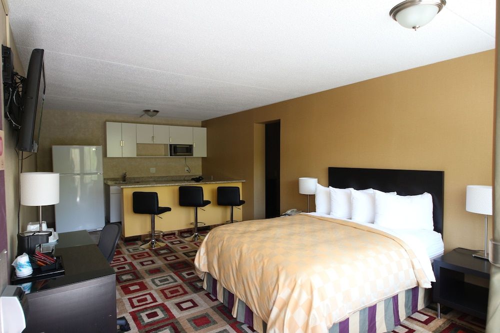 Ramada by Wyndham Wayne Fairfield Area 3