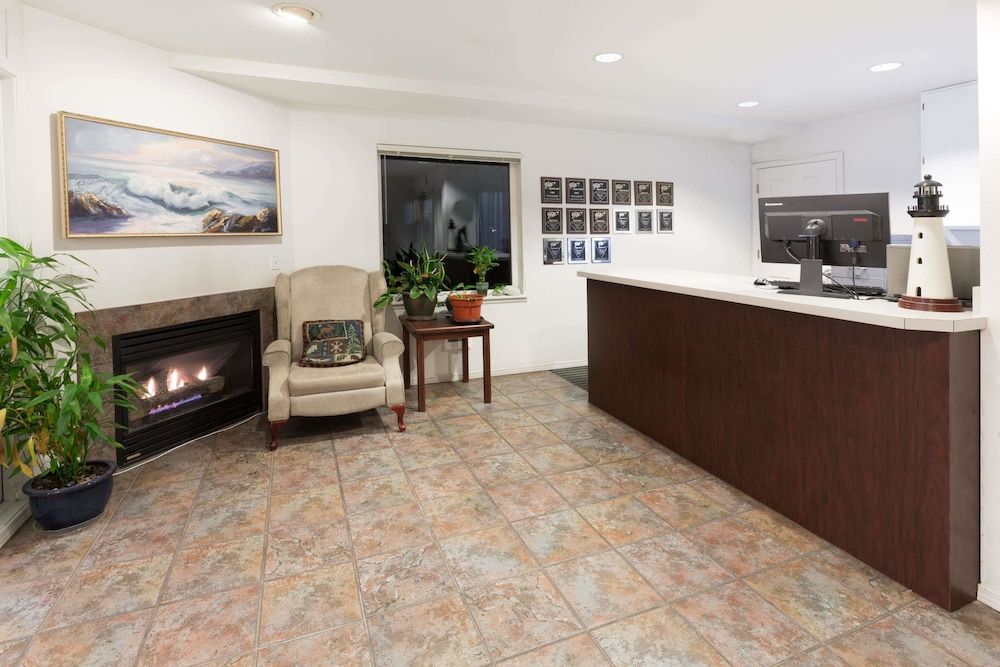 Travelodge by Wyndham Depoe Bay 2