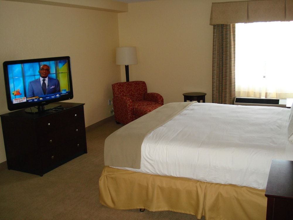 Holiday Inn Express and Suites Hollywood Ft Lauder 2
