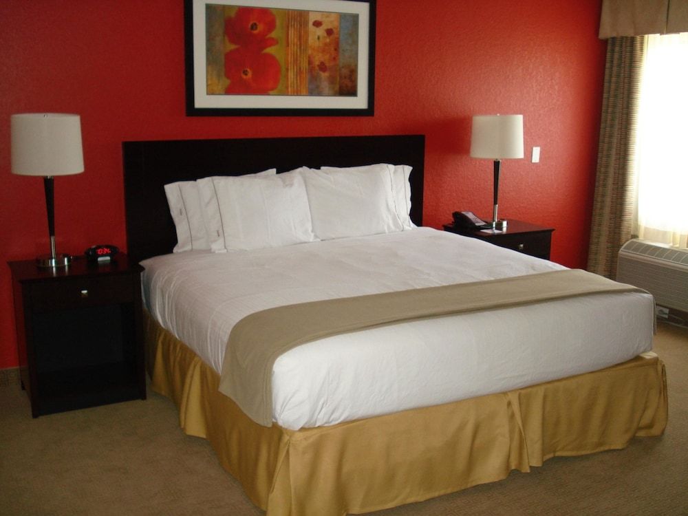 Holiday Inn Express and Suites Hollywood Ft Lauder 3