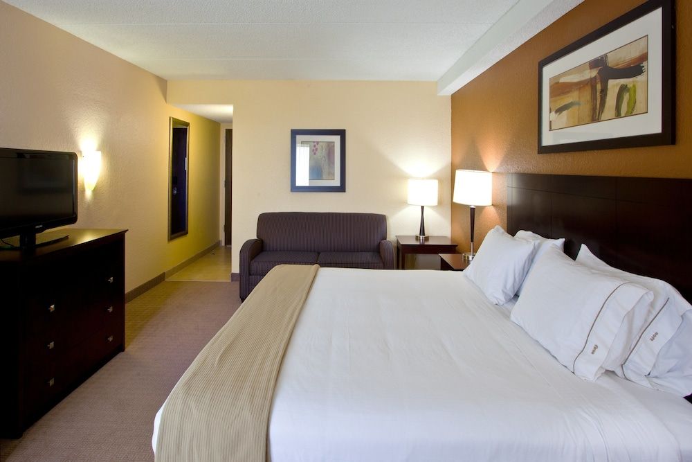 Holiday Inn Express and Suites Hollywood Ft Lauder 1