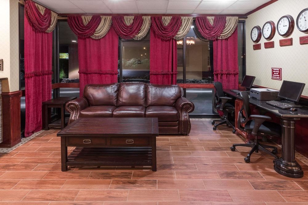 Ramada Hotel & Conference Center by Wyndham Medford 2