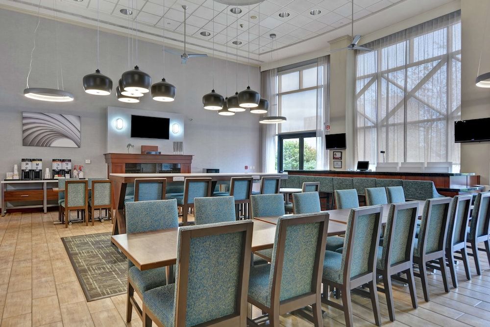 Hampton Inn & Suites Newark-Harrison-Riverwalk 3