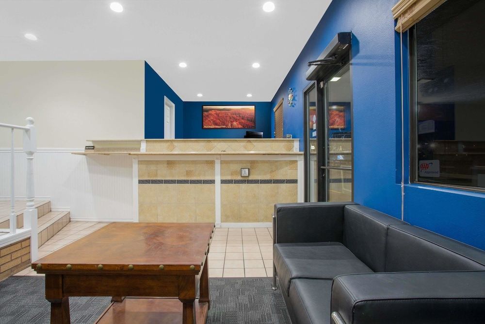 Howard Johnson Hotel & Suites by Wyndham St. George 2