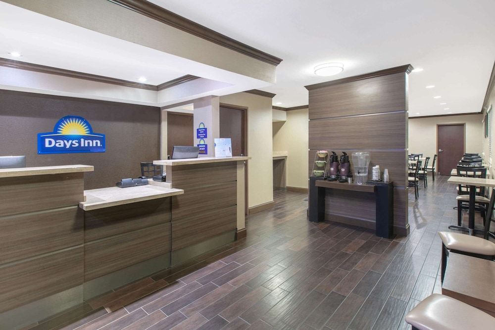 Days Inn & Suites by Wyndham Arlington Near Six Flags 2