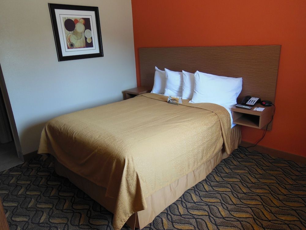 Days Inn & Suites by Wyndham Arlington Near Six Flags 3