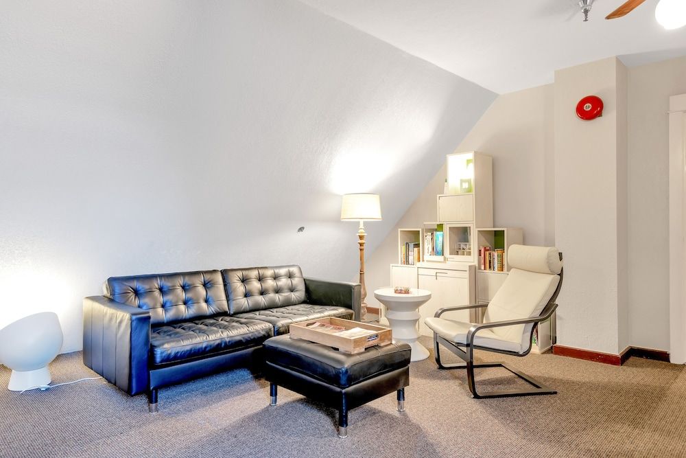 College Inn – European Style Hotel 2